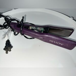 REVLON Smooth and Straight Ceramic Flat Iron  (1 in)
